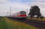 Karlsruhersteuerwagen eilt einem RE7 N-Wagenzug voraus, am Ende schiebt die 111 122 diesen Zug bei Allerheiligen in Richtung Krefeld am Freitag den 3.8.2012.