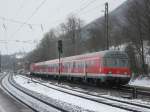 Eine RB Geislingen-Plochingen fhrt noch pnktlich in den ersten Halt Geislingen-West auf Gleis 103 ein. Der Zug ist gebildet aus 143 920, 3 N-Mittelwagen und einem Karlsruher STW. 26.03.2013. 