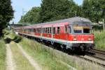 111 020-4 schiebt einen Kalrsruher Steuerwagen auf dem RE4 Verstärker von Düsseldorf nach Aachen in Geilenkirchen am 03.07.2014 