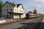 Als noch n-Wagen-Züge auf der Südbahn verkehrten. Von Lindau kommend fährt am 05.05.2013 IRE 4212 in den Bahnhof von Laupheim-West ein. Ziel des Zuges war der Hauptbahnhof von Ulm.