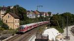 RB 19317 bei der Einfahrt in den Ulmer Hbf. Im August 2016 noch mit einem Steuerwagen vom Typ Karlsruherkopf. Kurze Zeit später wurde diese Baureihe in Ulm offiziell abgestellt. 143 922-3 sorgte für die nötige Traktion.