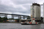 Eine der imposantesten Brücken über den Nord-Ostsee-Kanal ist wohl die Eisenbahnhochbrücke Hochdonn auf der Marschbahn. Am 02.06.2022 fährt ein RE6 in Richtung Hamburg-Altona über dieses Bauwerk während unten die Kanalfähre ans andere Ufer fährt.