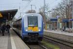 Der InterConnex auf seiner letzten Fahrt nach Rostock Warnemünde und mit letztem Gruss im Steuerwagen auf dem Bf Neustrelitz. - 13.12.2014
