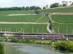 Eine RB verließ am 2.6.09 den Steinbergtunnel und rollte auf den Würzburger Hbf (rechts vom Bildrand) zu. Im Hintergrund die ersten Weinhänge bei Würzburg.