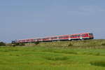 Voraussichtlich noch bis Oktober werden auf der Marschbahn aber auch Ersatzzüge gebraucht, wie z.B. der reine n-Wagen-Park, den 245 208 hier Richtung Festland schiebt (Keitum, 29.8.17).