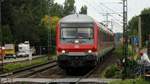 Eine n-Wagen Garnitur fährt auf dem Gegengleis in Richtung Mannheim. Das Foto war während der Bahnsteigbauarbeiten 2017 enstanden, deshalb ist das andere Gleis gesperrt. Mittlerweile befindet sich auf der linken Seite eine Lärmschutzwand. Aufgenommen am 01. Juli 2017 am Haltepunkt Bobstadt.