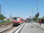 Ein Fußballsonderzug nach Kaiserslautern bestehend aus 4 n-Wagen und einer BR218 im Bahnhof Schifferstadt.