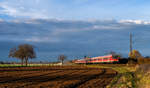 Eine klassische n-Wagen-Garnitur als RB 60 nach Heidelberg auf der Main-Neckar-Bahn bei Hähnlein-Alsbach. (20.11.2016)