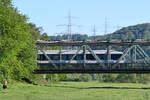 Ein TRI-Steuerwagen Anfang Mai 2020 auf der Eisenbahnbrücke in Hattingen.