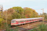 Die Herbstsonne steht schon sehr tief, als ein Regionalexpress, geschoben von 145 092-3 aus Ludwigsburg dem nächsten Halt in Bietigheim-Bissingen zustrebt 🧰 Abellio 🚝 RE 10b