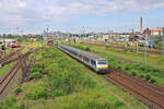 Ein RE6 (Leipzig Hbf - Chemnitz Hbf) der MRB rollt mit einem Wittenberger Steuerwagen in Leipzig-Volkmarsdorf zur Kreuzung mit einem Gegenzug ein.