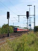RB 21326 Hamburg Hbf - Bad Oldesloe wird in wenigen Minuten seinen Zielbahnhof erreichen. Hier passiert der Zug die sdliche Bahnhofsausfahrt von Bad Oldesloe.