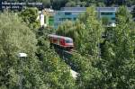 Mnchener Zug auf der Mittenwaldbahn betritt die Innbrcke.