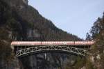 Die letzen drei Wagen des Regionalzuges Mnchen Hbf -Innsbruck Hbf berfahren am 24.1.2010 die Schlobach-Brcke, whrend die 111 und die ersten Wagen schon im gleichnamigen Tunnel (721,52 m)