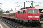 Die 111 205-1 fhrt einen RE mit 111 206-9 und defektem Wittenberger im Sandwich durch Frankfurt a.M.