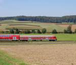 Wohl eher auerplanmig als planmig setzte DB Regio Hessen am 1. September 2011 diesen Wittenberger Steuerwagen in einem aus Doppelstockwagen gebildeten Regionalzug nach Glauburg-Stockheim ein. Dank den Schwenkschiebetren des  Einstckers  stellt dies aber technisch gesehen keinen Nachteil dar. Die Aufnahme entstand kurz vor Glauburg-Glauberg.