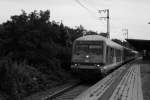 Schwarzweibild eines ziemlich ausgeblichen Wittenberger Steuerwagen bei der Durchfahrt durch Hannover(Bismarksztae), am 22.08.2011.