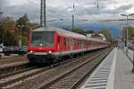 Am 02.11.2013 bestand der RegioLr von Freiburg nach Offenburg aus zwei n-Wagen Garnituren und zwischen drin fuhr die Freiburg 111 062-6  Neuenburg (Baden) , als der etwas etwas komisch aussehende Zug