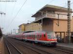 Fulda, Blick nach Sdwesten am 25.9.13: Unter dem Stellwerk steht ein RE nach Frankfurt mit fnf Doppelstockwagen und einstckigem Steuerwagen.