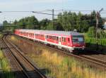 Eine Regionalbahn von Kronach nach Bamberg erreicht am 18. Juli 2014 mit führendem Wittenberger Steuerwagen den Bahnhof Breitengüßbach.