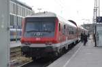 Aussenansicht in München HBF im  Frankfurter  DBm-Design des 80-34 104 Bnrbdzf 480.1 der Südostbayernbahn.