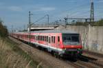 Ein Flüchtlingssonderzug geschoben von 111 017 am 12.09.15 bei München-Waldtrudering