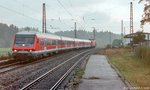 Eine RB nach Ansbach erreichte am 1.10.04 den ehemaligen Bahnhof Rosenbach. Er lag in km 64,2 (ab Treuchtlingen) und war bis 1978 für die nahe gelegenen Kleinstadt Flachslanden das „Tor zur Welt“. Dann wurde die Hälfte aller Stationen der KBS 920 für das  regionale Eilzukonzept  geschlossen. Während die DB das Empfangsgebäude schon wenige Jahre später abriss, waren die Bahnsteige auch nach 26 Jahren ohne Personenverkehr noch intakt.