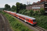 Von 218 322-6 geführt verlässt der RE72 (RE21914) von Kiel Hauptbahnhof nach Flensburg am Mittag des 22.6.2016 die Stadt an der Förde.