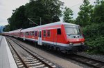 RE72 (RE21931) von Flensburg fährt am 23.6.2016, geschoben von 218 322-6 im Kieler Hauptbahnhof ein.