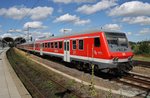 RB77 (RB21127) von Kiel Hauptbahnhof nach Neumünster verlässt am 12.7.2016 geschoben von 143 930-6 den Kieler Hauptbahnhof.