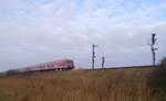 Ein Marschbahn-Ersatzzug nach Hamburg-Altona passiert, Steuerwagen voraus, das Einfahrsignal keitum.