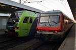 1430 542-9 trifft als RB71 (NBE83824) nach Wrist in Hamburg-Altona auf den RE6 (RE11023) von Westerland(Sylt) mit 245 209-2.