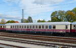 D DB 61 80 18-94 025-3 Apmz am 08.10.2022 im Bahnhof Crailsheim.