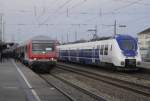 Der von 182 534 geschobene Ersatzzug der RB 48 trifft einen regulären Zug aus einem Fünf- und einem Dreiteler (9442 159) in Solingen Hbf (15.12.15).