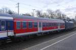 Der von 182 530 gezogene NX-Ersatzzug hat nur einen Ex-DB-Regio-n-Wagen. Dieser trägt noch das DB-Emblem. Die NVR lautet aber 50 80 22 34-160-8 D-TRAIN. Aufnahme: Köln-Mülhrim, 21.12.15.