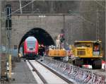 Der RE1 (NRW Express), passiert den Nirmer Tunnel in Eilendorf im April 2012.
In vollen Gange sind die Bauarbeiten wegen der Neuverlegung der Gleise
in Richtung Kln.