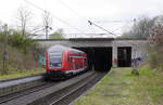 RE 6 Minden -Köln, der jetzt Rhein-Weser-Express heißt, fährt Steuerwagen voraus auf der Umleiterstrecke bei Köln-Blumenberg (29.3.17).