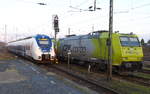 Der RE7 von Rheine nach Krefeld-Hbf und fährt in den Hauptbahnhof von Krefeld ein.