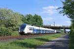 Triebwagen 360 (National Express) zusammen mit einem weiteren Triebwagen als RE7 in Richtung Krefeld Hbf in Kaarst, 14. Mai 2022