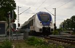 RE7 am Bü KM 39.0 in Kaarst Broicher Seite am Pfingstmontag 2016.Der NX-Triebwagen  9442 361 ist auf dem Weg nach Hamm an dem Spätnachmittag.