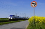 Der RE 7 fährt an dieser Stelle etwa doppelt so schnell wie auf dem Verkehrsschild angegeben - WENN er fährt. Die Fahrt eine Stunde vorher war mal wieder ausgefallen. Im Bild NX 370 und ein weiterer Fünfteiler auf der Fahrt Richtung Köln - Münster bei Neuss-Norf, 5.5.16.