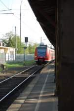 425 031-2 bei der Einfahrt an Gleis  6  des Bahnhofs Rheydt-Odenkirchen am Abend des 5.5.2010