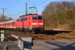 111 013-9 in Grevenbroich schiebt sie einen RE8-Verstärker nach Kaldenkirchen.