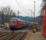 Hier nun in der Gegenrichtung - Steuerwagen voaus fährt hier der RE 9 - RSX - Rhein Sieg Express (Umlauf 10922) Siegen - Köln - Aachen am 28.03.2013 durch Scheuerfeld (Sieg) in Richtung Köln.

Der Zugzielanzeiger ist hier falsch, denn hier geht es nicht nach Dortmund.