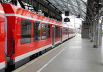 621 043, eines der neun neuen Mittelteile, mit denen VAREO-622er zu 620ern verlängert werden. in der Aufnahme vom 25.5.16 in Köln Hbf, Gleis 8, bildet der neue Dreiteiler zusammen mit 620 038 den RE 22 nach Trier mit maximalem Platzangebot.