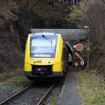 TRIEBWAGEN RB 96 DER HELLERTALBAHN BEI EINFAHRT IN DEN TUNNEL HERDORF
Am 23.1.2018 fährt nachmittags der LINT-Triebwagen der HLB auf der Fahrt von
BETZDORF/SIEG nach NEUNKIRCHEN/SIEGERLAND in HERDORF-KÖNIGSSTOLLEN in den
137 Meter langen Tunnel ein.....