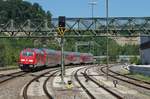 Auf der Fahrt von Lindau nach Ulm [Stuttgart] schiebt 245 037 die Wagen des IRE 4218 am 13.06.2017 aus dem Bahnhof von Biberach (Riß).
