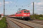 Einfahrt am 04.05.2016 von der Freiburger 111 064 mit einer RB (Offenburg - Basel Bad Bf) in den Müllheimer Bahnhof, als sie durch die dortigen Gleisanlagen fuhr.