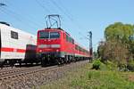 Nachschuss auf 111 062-6  Neuenburg am Rhein  am 05.05.2016, als sie bei Scherzingen ihre RB (Neuenburg (Baden) - Offenburg) in Richtung Schallstadt schob.