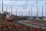 Immer an der Hecke lang -    Einfahrt eines IRE-Triebzuges der Baureihe 611 in den Bahnhof Radolfzell.